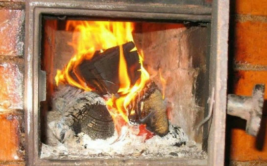 памятка печи пожарная безопасность. печная труба. для чего белят трубы печного отопления. дымоход в саже. деревенская печь.